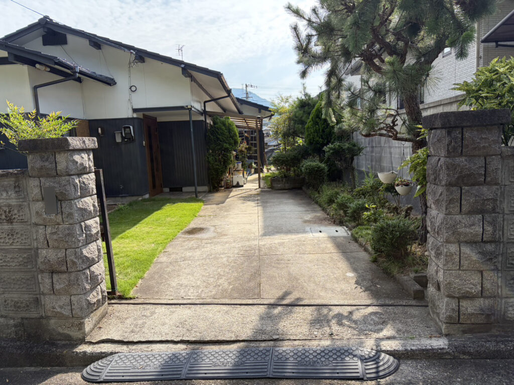 【丸亀市ＴＡ様邸】庭仕舞い工事着工⛑｜石造りの門柱・花壇や庭木植栽・天然芝撤去し広々駐車場へ✨ (株)カインズガーデン