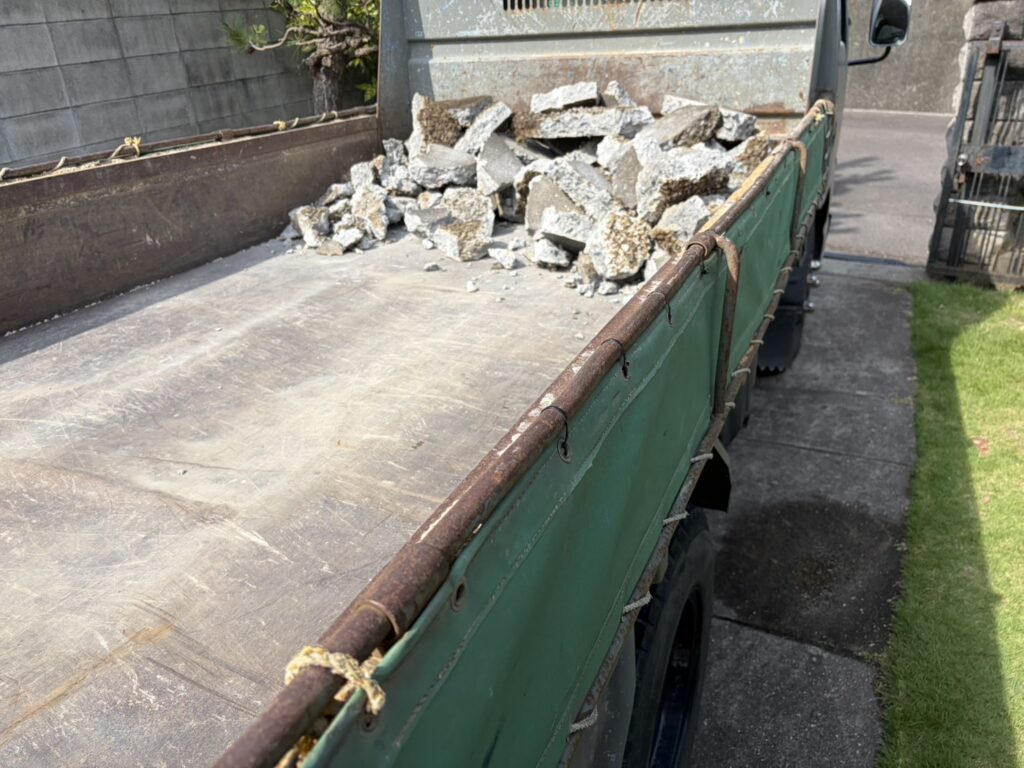 【丸亀市ＴＡ様邸】庭仕舞い工事着工⛑｜石造りの門柱・花壇や庭木植栽・天然芝撤去し広々駐車場へ✨ (株)カインズガーデン