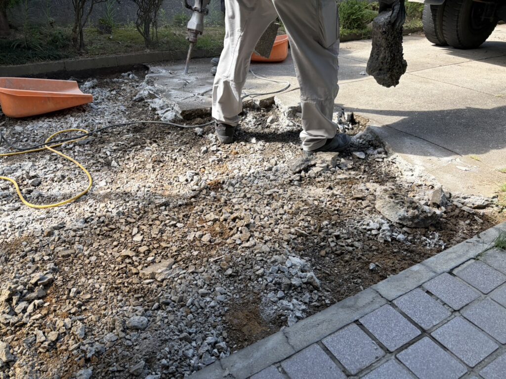 【丸亀市ＴＡ様邸】庭仕舞い工事着工⛑｜石造りの門柱・花壇や庭木植栽・天然芝撤去し広々駐車場へ✨ (株)カインズガーデン