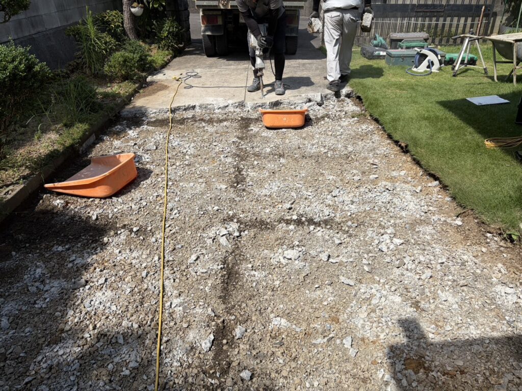 【丸亀市ＴＡ様邸】庭仕舞い工事着工⛑｜石造りの門柱・花壇や庭木植栽・天然芝撤去し広々駐車場へ✨ (株)カインズガーデン
