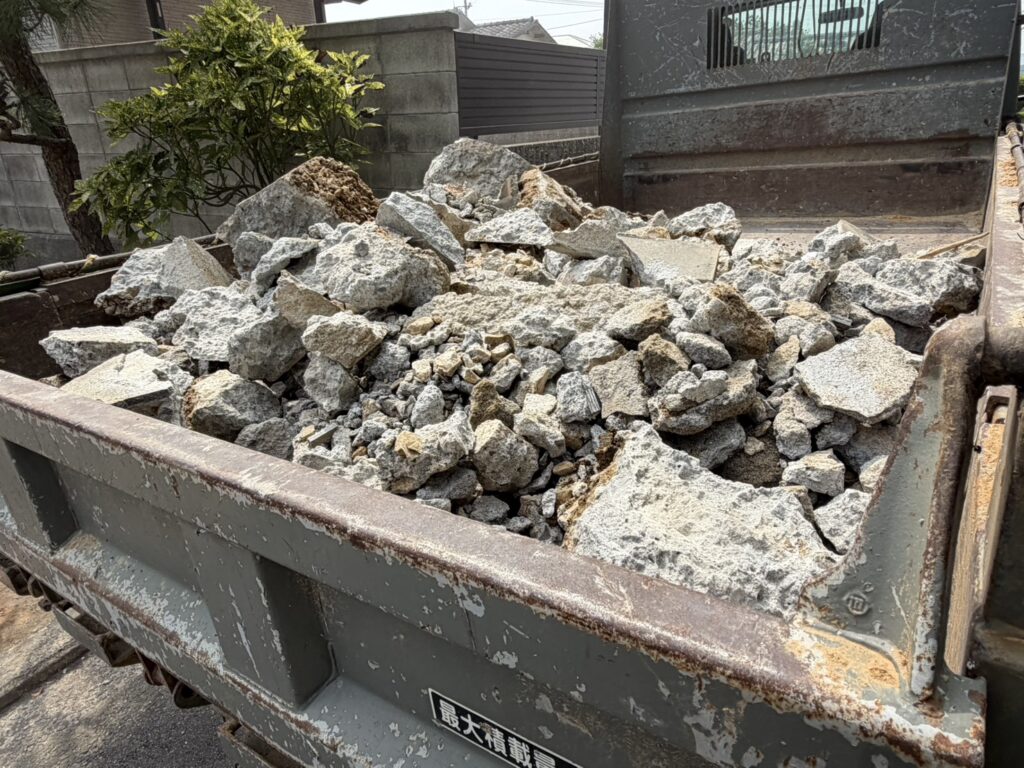 【丸亀市ＴＡ様邸】庭仕舞い工事｜門柱撤去や塀カットし間口を広く✨コンクリート打設準備も進めます (株)カインズガーデン