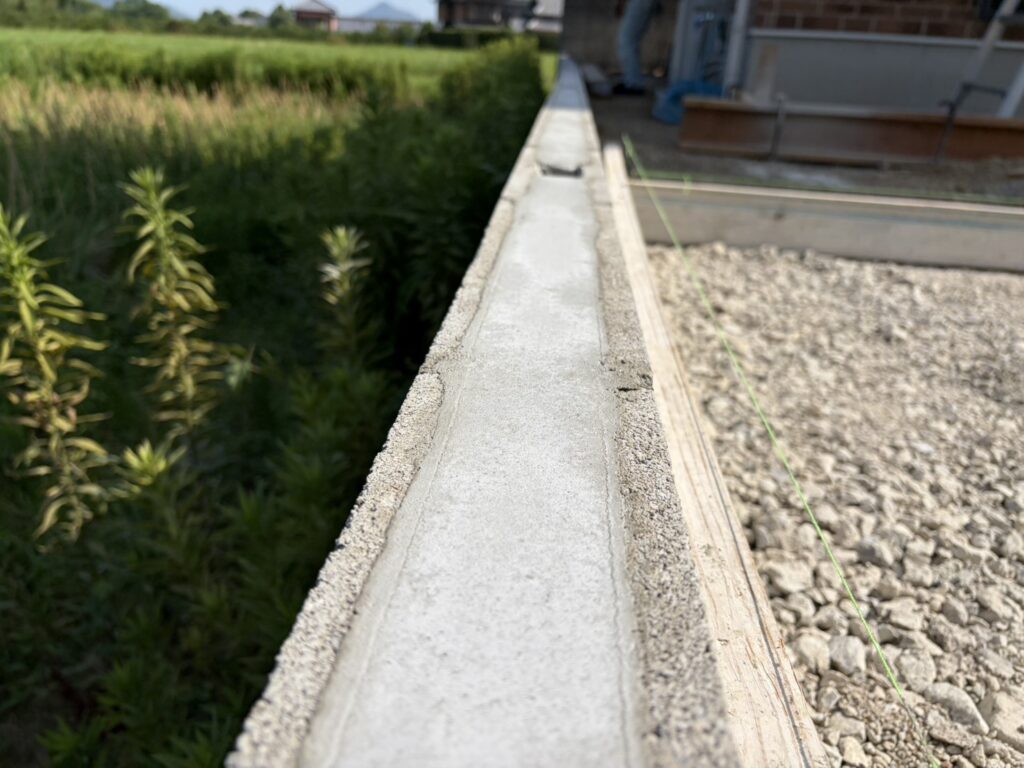 【丸亀市Ｔ様邸】駐車場＆庭リフォーム工事｜玄関前スロープ・テラス下・物置下のコンクリート打設完了 (株)カインズガーデン