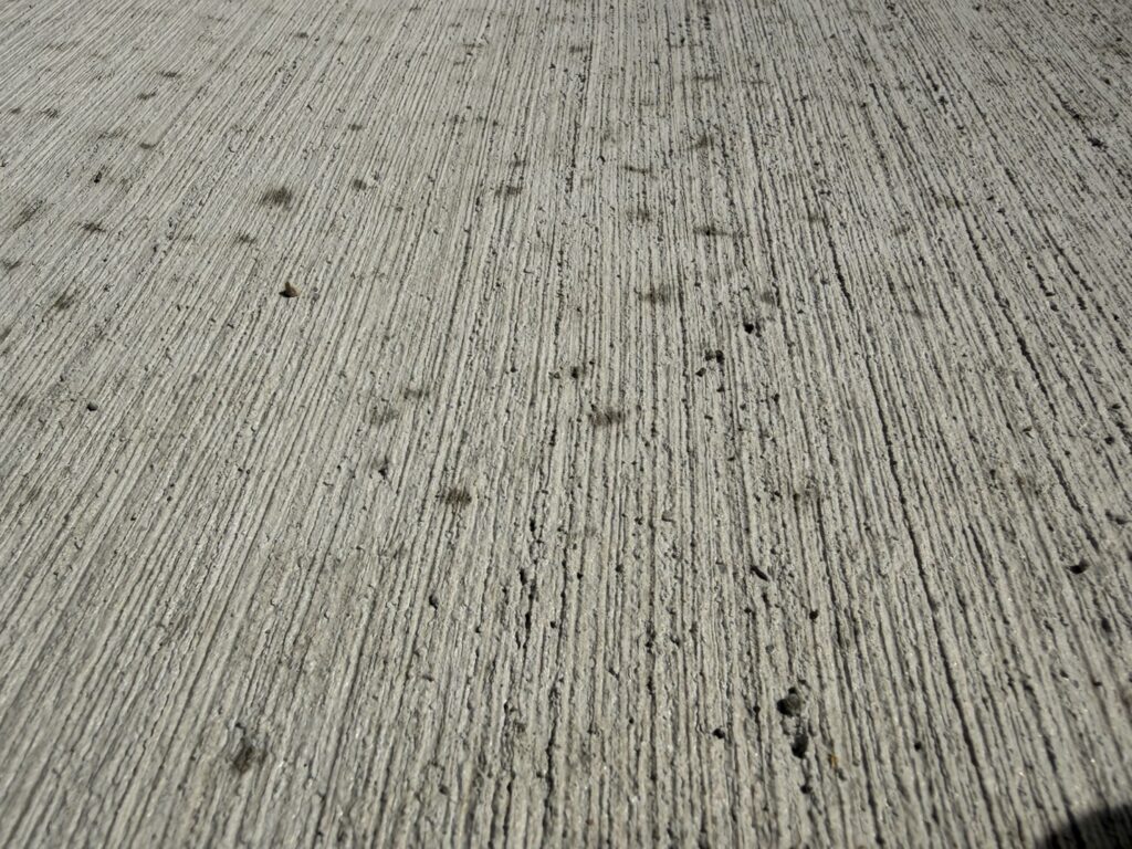 【丸亀市Ｔ様邸】駐車場＆庭リフォーム工事｜玄関前スロープ・テラス下・物置下のコンクリート打設完了 (株)カインズガーデン