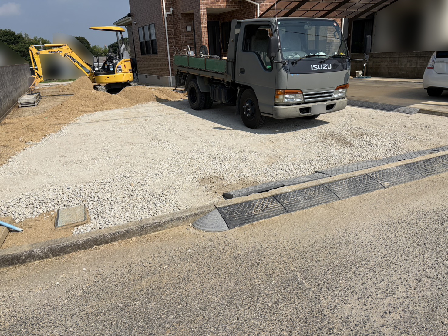 【丸亀市Ｔ様邸】駐車場＆庭リフォーム工事｜駐車場・玄関スロープ・デッキや物置下のコンクリート準備 (株)カインズガーデン