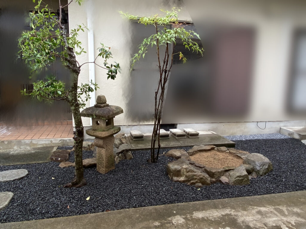 【綾川町Ｋ様邸】雑草対策＆庭仕舞い工事㊗完工｜防草シートや砂利で裏庭＆玄関周りもスッキリ完了✨ (株)カインズガーデン