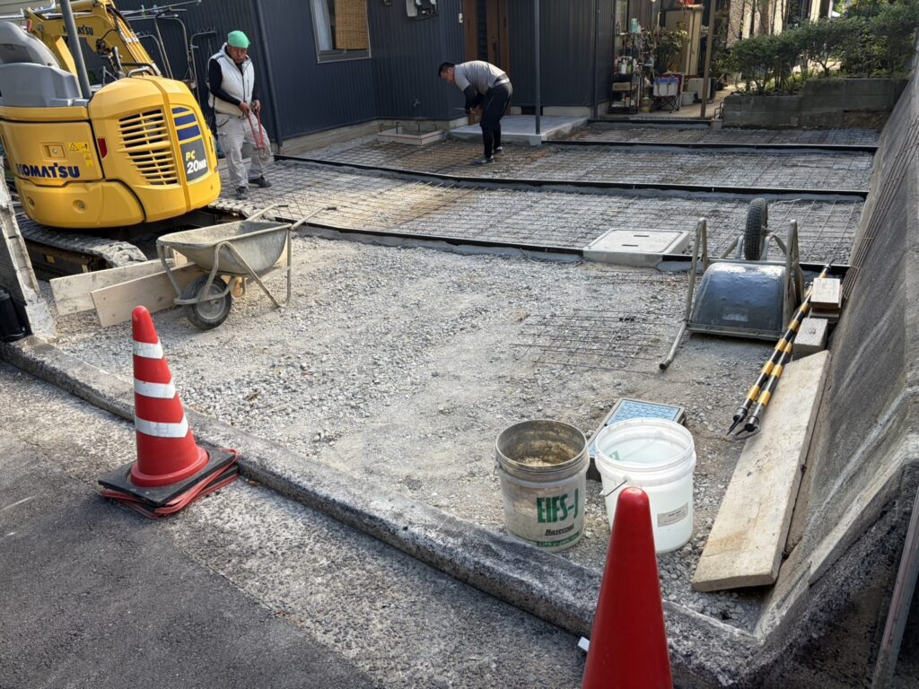 【丸亀市ＴＡ様邸】庭仕舞い工事｜最終コンクリート打設無事完了！綺麗にコテ押さえをし養生に入ります (株)カインズガーデン｜香川の庭リフォーム，雑草対策