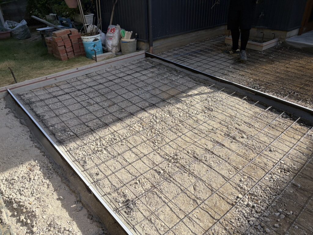 【丸亀市ＴＡ様邸】庭仕舞い工事｜最終コンクリート打設無事完了！綺麗にコテ押さえをし養生に入ります (株)カインズガーデン｜香川の庭リフォーム，雑草対策