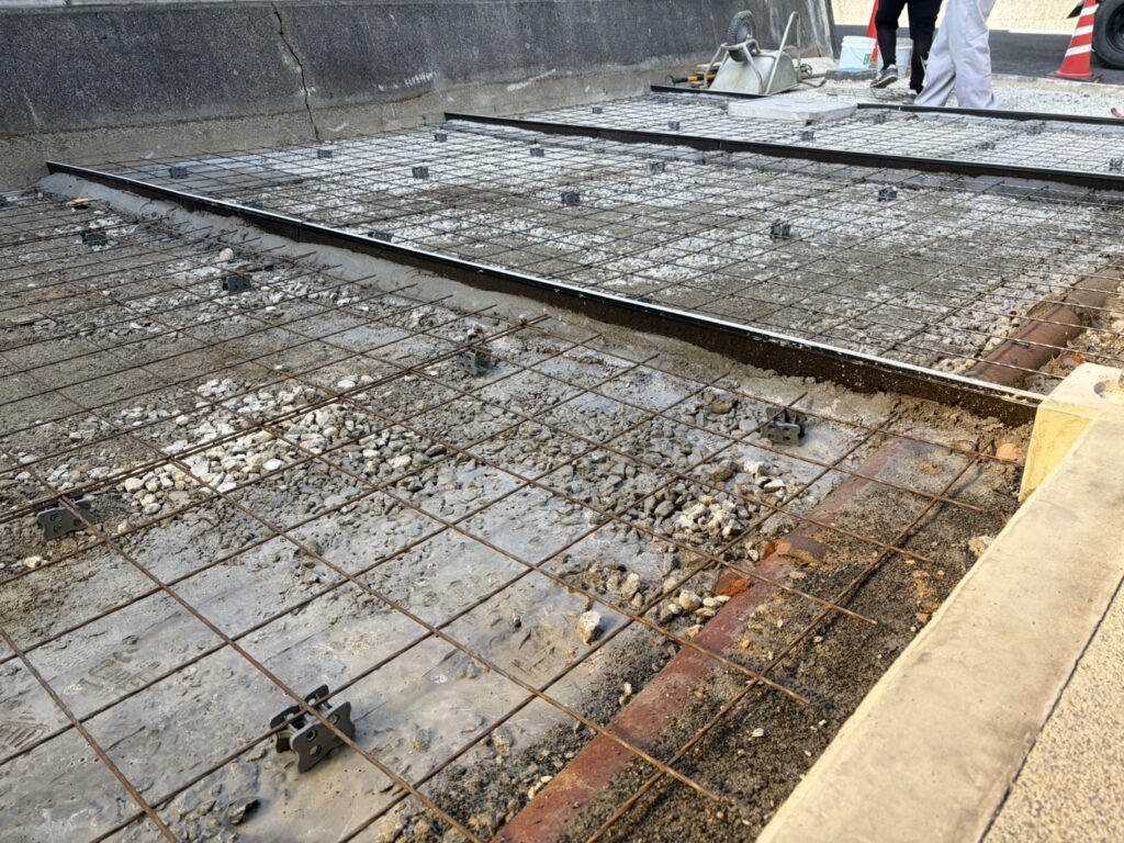 【丸亀市ＴＡ様邸】庭仕舞い工事｜最終コンクリート打設無事完了！綺麗にコテ押さえをし養生に入ります (株)カインズガーデン｜香川の庭リフォーム，雑草対策