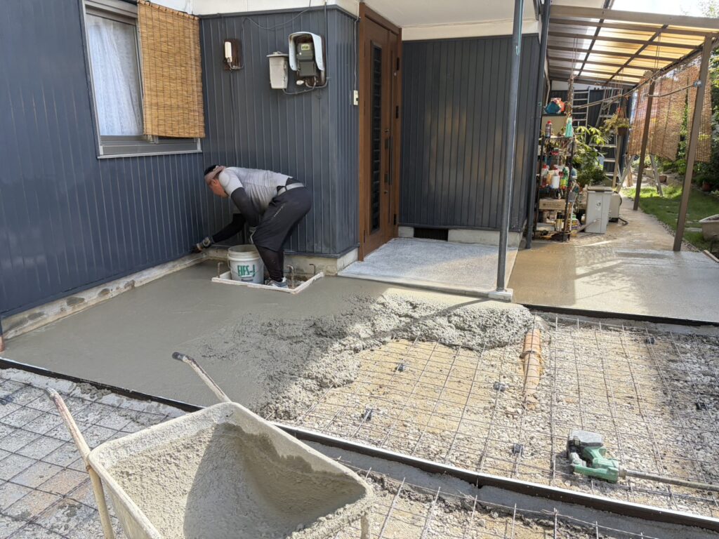 【丸亀市ＴＡ様邸】庭仕舞い工事｜最終コンクリート打設無事完了！綺麗にコテ押さえをし養生に入ります (株)カインズガーデン｜香川の庭リフォーム，雑草対策