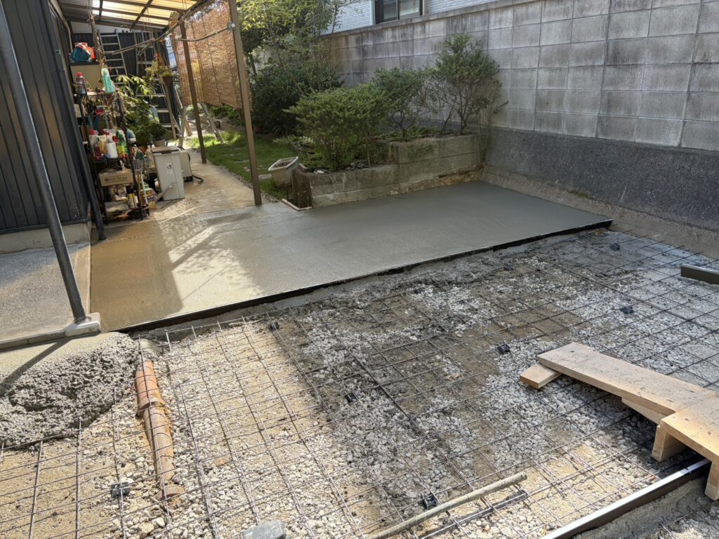 【丸亀市ＴＡ様邸】庭仕舞い工事｜最終コンクリート打設無事完了！綺麗にコテ押さえをし養生に入ります (株)カインズガーデン｜香川の庭リフォーム，雑草対策