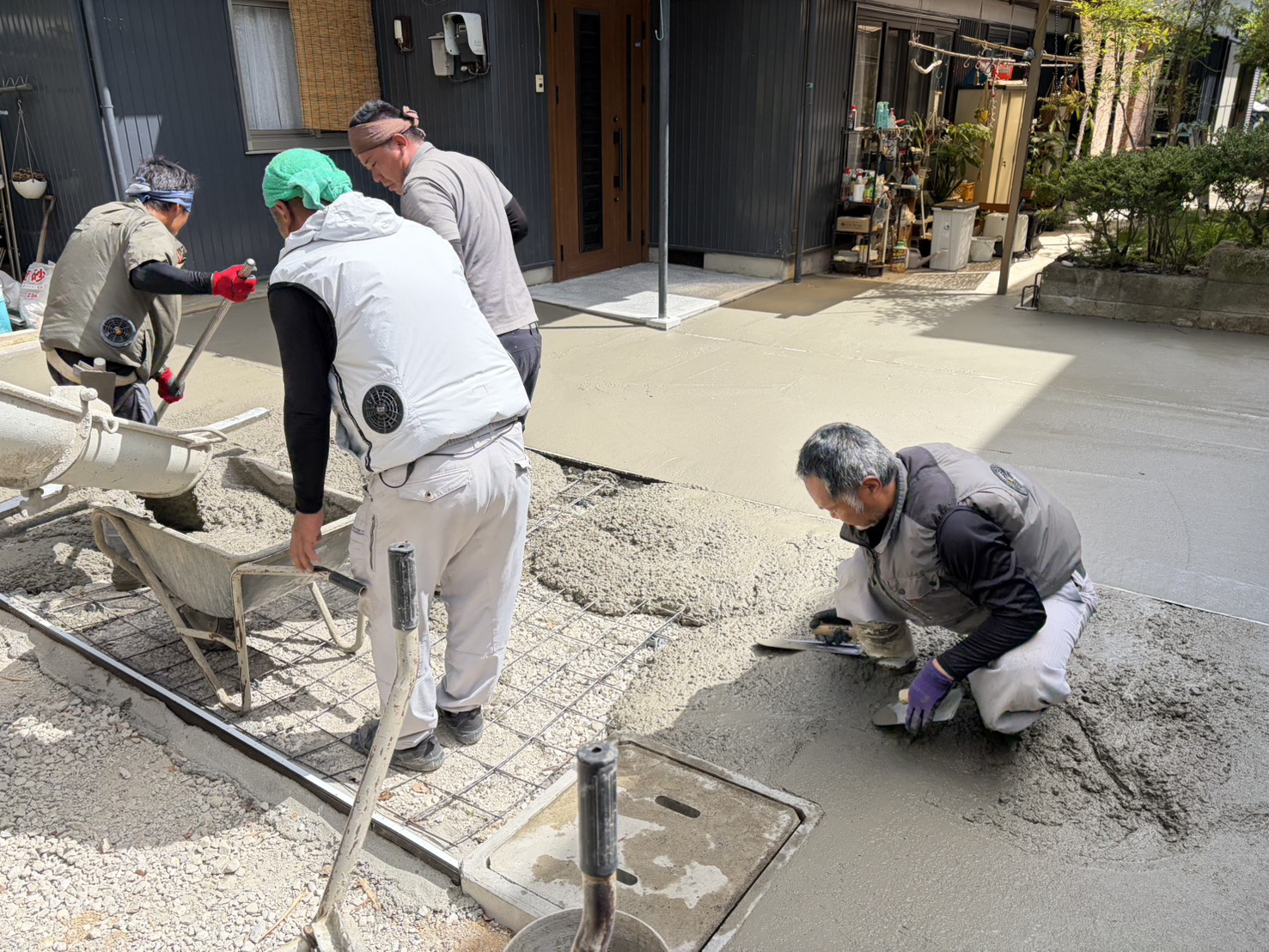 【丸亀市ＴＡ様邸】庭仕舞い工事｜最終コンクリート打設無事完了！綺麗にコテ押さえをし養生に入ります (株)カインズガーデン｜香川の庭リフォーム，雑草対策