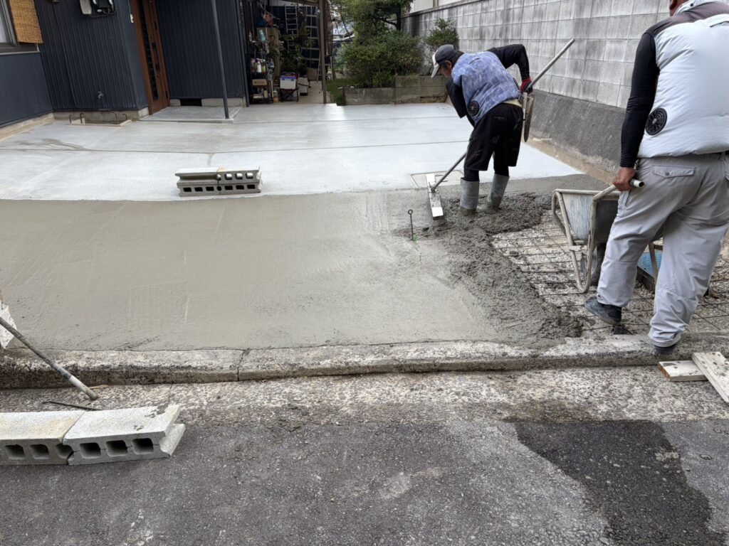 【丸亀市ＴＡ様邸】庭仕舞い工事｜最終コンクリート打設無事完了！綺麗にコテ押さえをし養生に入ります (株)カインズガーデン｜香川の庭リフォーム，雑草対策