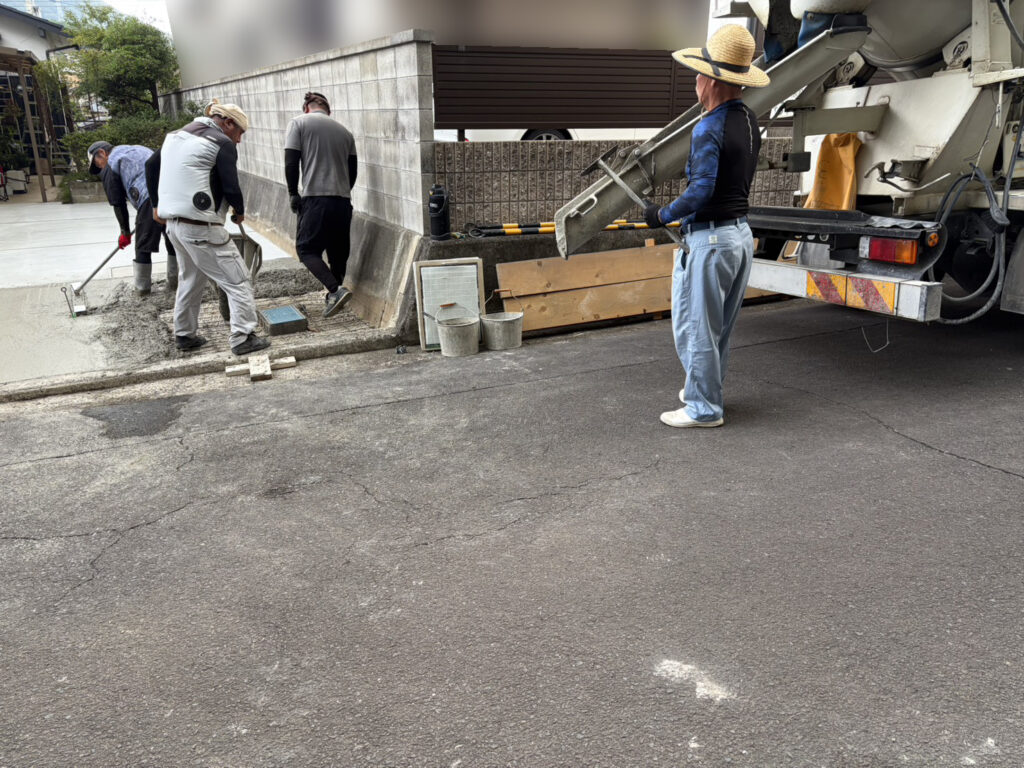 【丸亀市ＴＡ様邸】庭仕舞い工事｜最終コンクリート打設無事完了！綺麗にコテ押さえをし養生に入ります (株)カインズガーデン｜香川の庭リフォーム，雑草対策