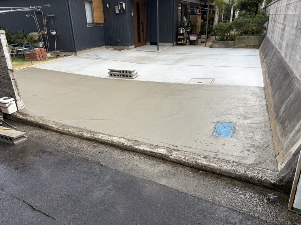 【丸亀市ＴＡ様邸】庭仕舞い工事｜最終コンクリート打設無事完了！綺麗にコテ押さえをし養生に入ります (株)カインズガーデン｜香川の庭リフォーム，雑草対策