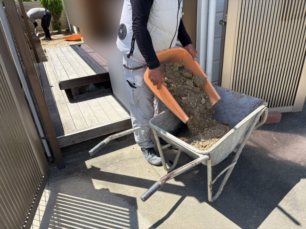 【綾川町Ｓ様邸】庭リフォーム工事｜コンクリート打設準備完了。ブロック２段積みや裏庭鋤取りも完了 (株)カインズガーデン｜香川県の雑草対策，庭仕舞い
