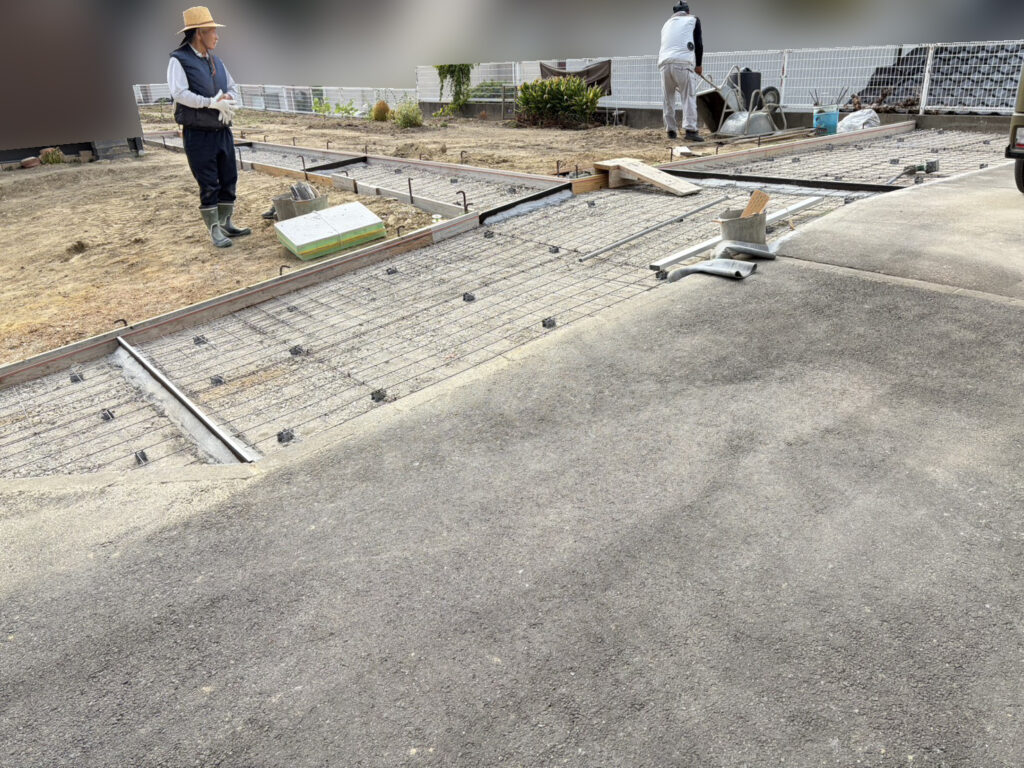 【綾川町Ｓ様邸】庭リフォーム工事｜小屋までの道＆広くなった駐車場コンクリート打設完了 (株)カインズガーデン