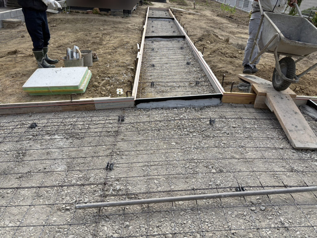 【綾川町Ｓ様邸】庭リフォーム工事｜小屋までの道＆広くなった駐車場コンクリート打設完了 (株)カインズガーデン