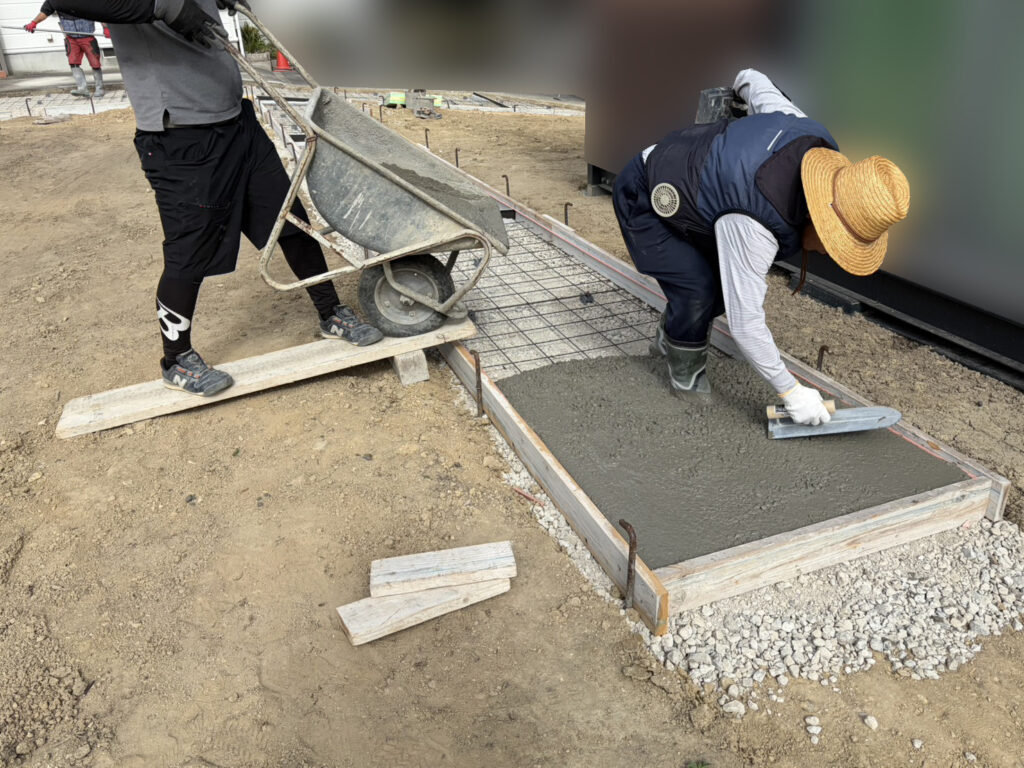 【綾川町Ｓ様邸】庭リフォーム工事｜小屋までの道＆広くなった駐車場コンクリート打設完了 (株)カインズガーデン