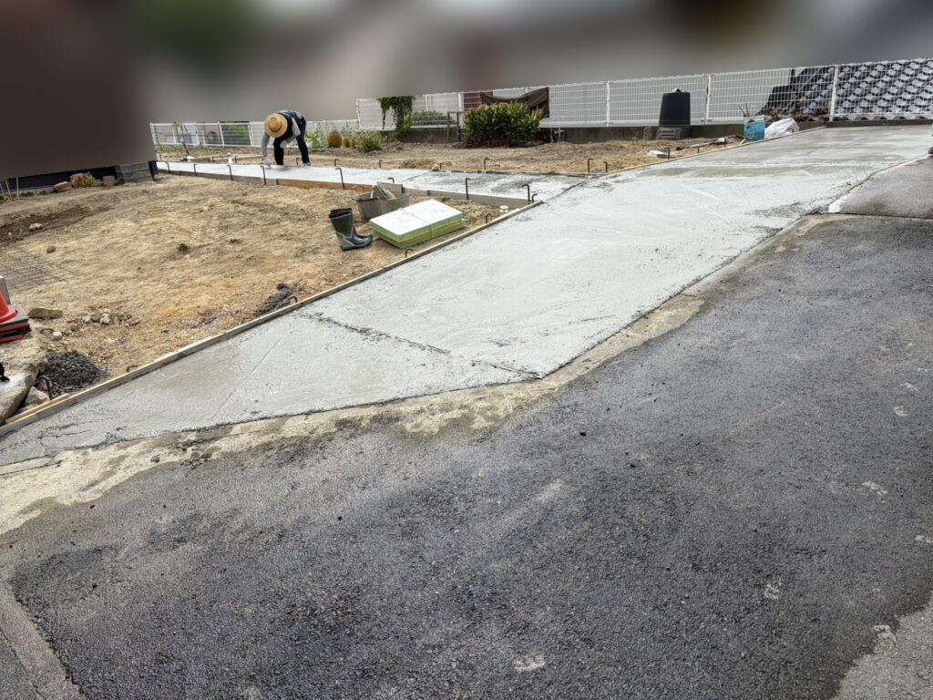 【綾川町Ｓ様邸】庭リフォーム工事｜小屋までの道＆広くなった駐車場コンクリート打設完了 (株)カインズガーデン