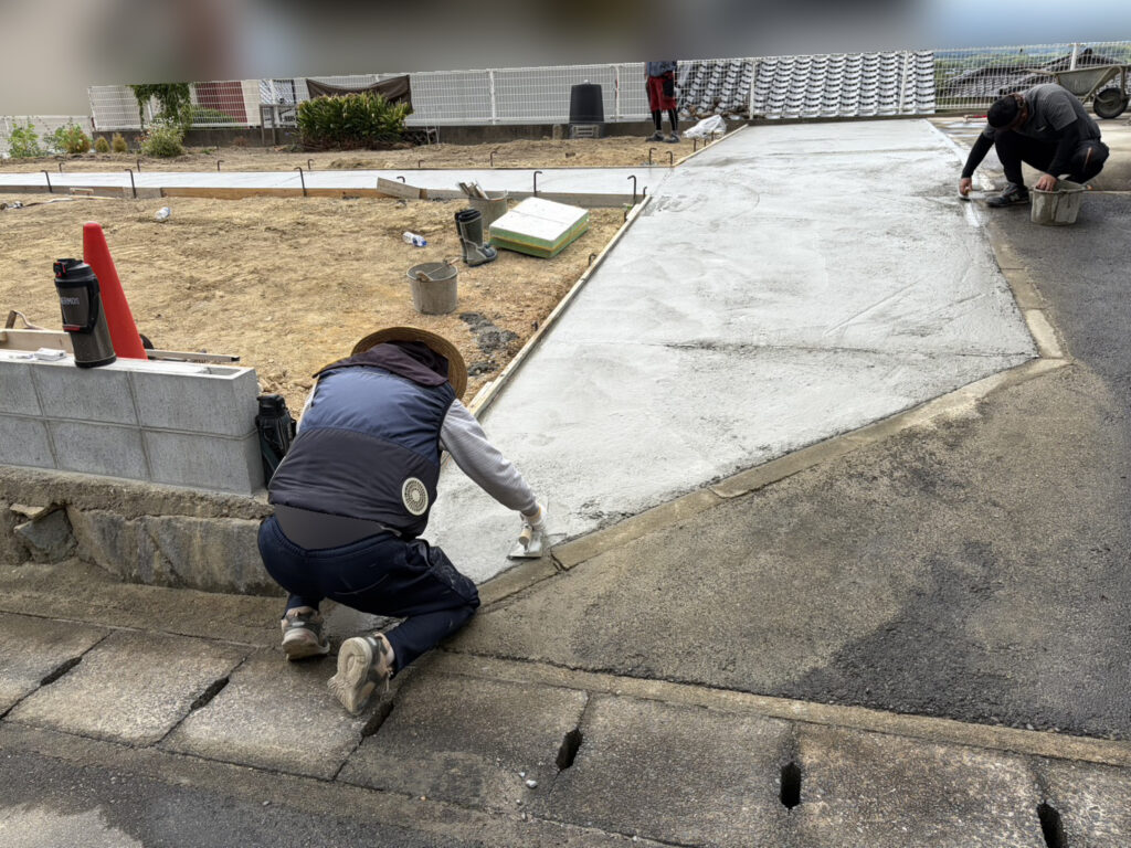 【綾川町Ｓ様邸】庭リフォーム工事｜小屋までの道＆広くなった駐車場コンクリート打設完了 (株)カインズガーデン