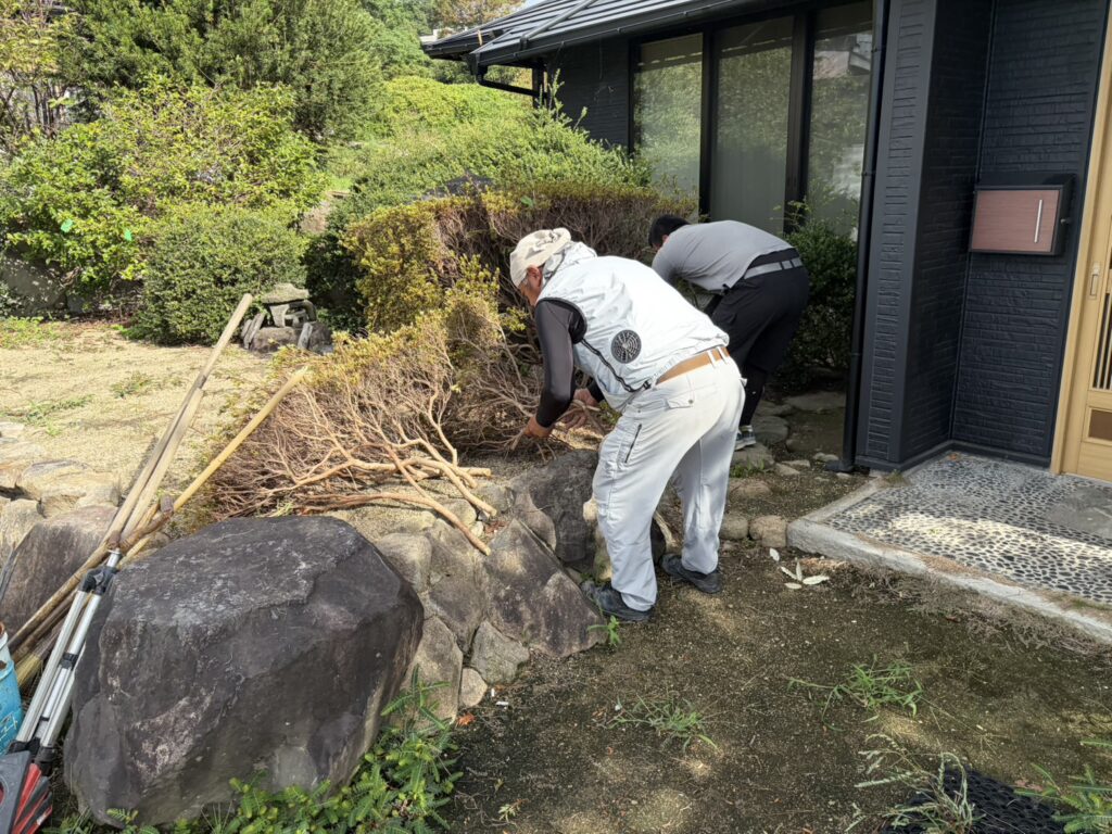 【高松市Ｈ様邸】庭仕舞い工事着工⛑｜生垣や庭木撤去し、駐車場・目隠しフェンスや雑草対策をします (株)カインズガーデン