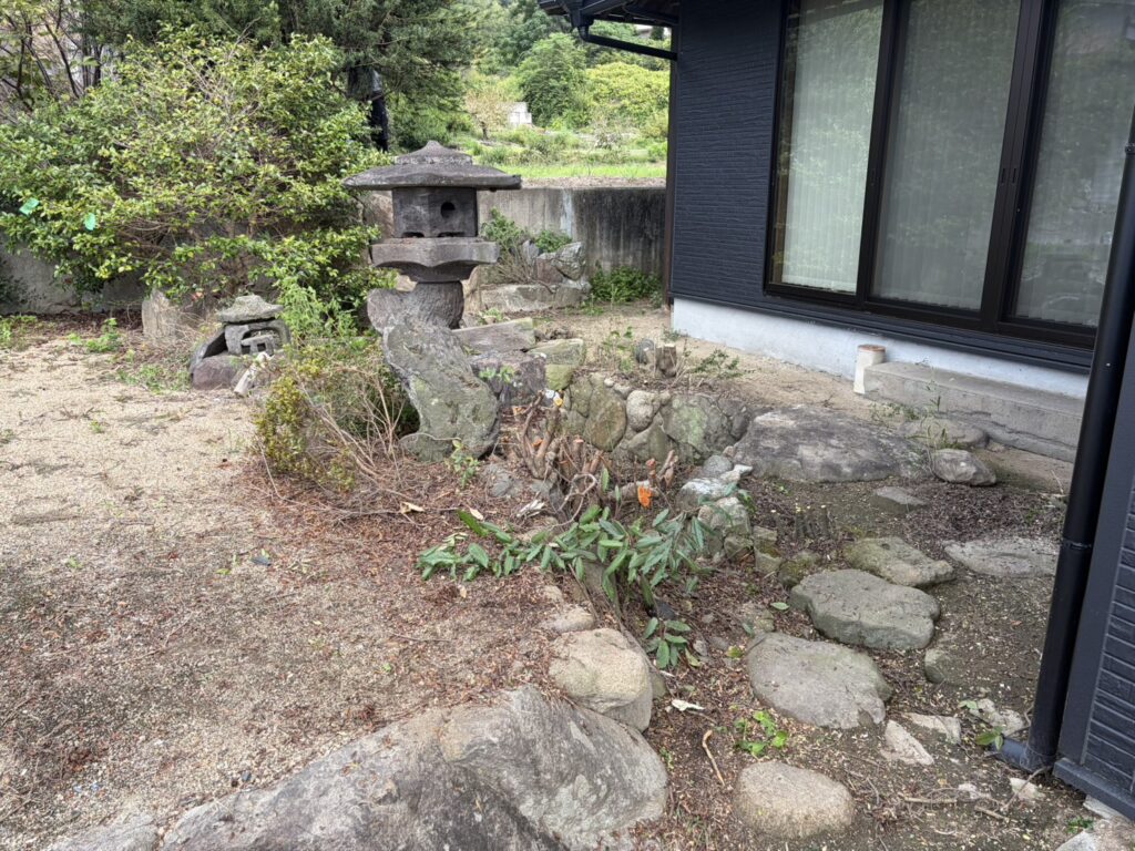 【高松市Ｈ様邸】庭仕舞い工事着工⛑｜生垣や庭木撤去し、駐車場・目隠しフェンスや雑草対策をします (株)カインズガーデン