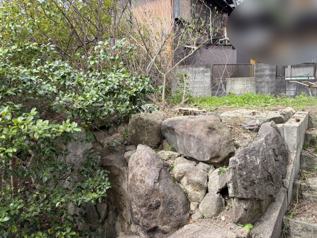 【高松市Ｈ様邸】庭仕舞い工事着工⛑｜生垣や庭木撤去し、駐車場・目隠しフェンスや雑草対策をします (株)カインズガーデン