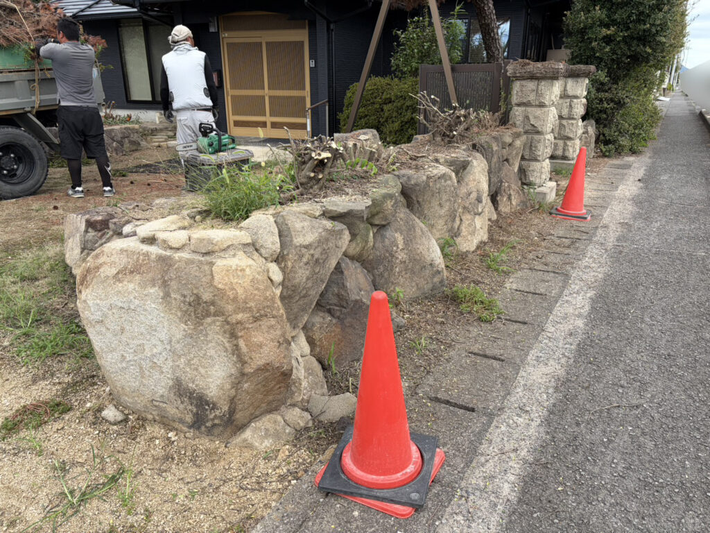 【高松市Ｈ様邸】庭仕舞い工事｜石垣上や道路沿いの生垣撤去完了！立派な門かぶり松も伐採完了 (株)カインズガーデン