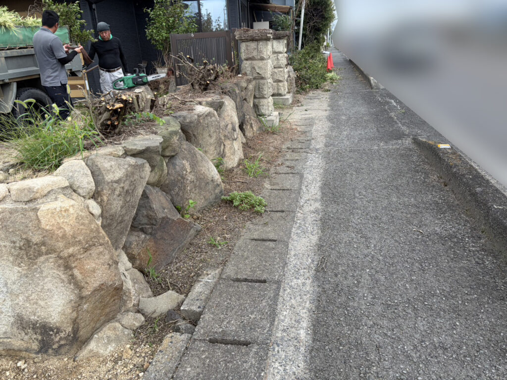 【高松市Ｈ様邸】庭仕舞い工事｜石垣上や道路沿いの生垣撤去完了！立派な門かぶり松も伐採完了 (株)カインズガーデン
