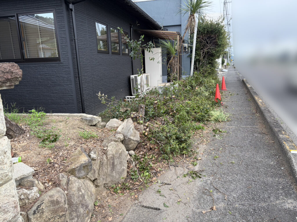 【高松市Ｈ様邸】庭仕舞い工事｜石垣上や道路沿いの生垣撤去完了！立派な門かぶり松も伐採完了 (株)カインズガーデン