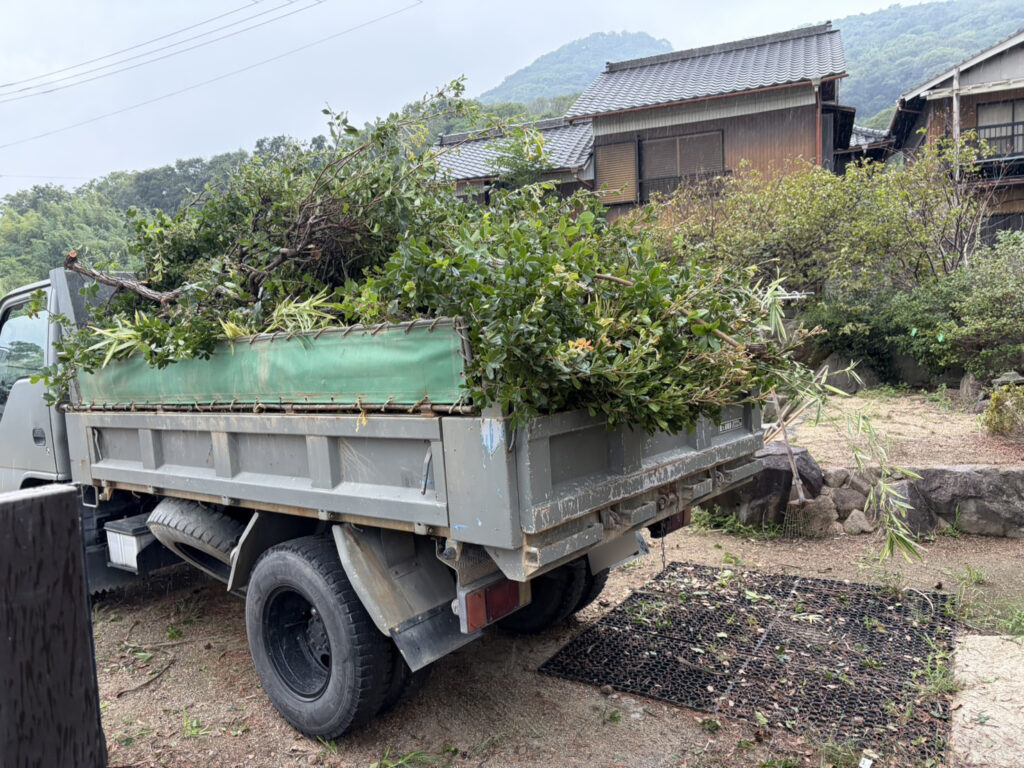 【高松市Ｈ様邸】庭仕舞い工事｜石垣上や道路沿いの生垣撤去完了！立派な門かぶり松も伐採完了 (株)カインズガーデン