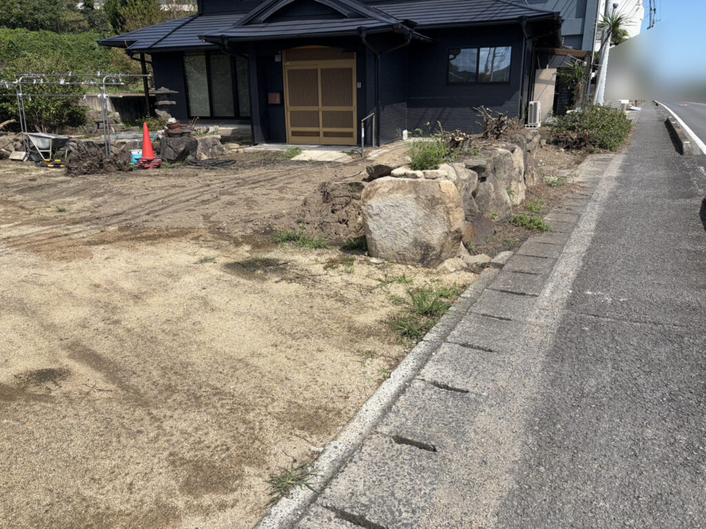 【高松市Ｈ様邸】庭仕舞い工事｜生垣や石垣内の伐根完了！石の門柱も撤去し、道路面スッキリ視界良好✨ (株)カインズガーデン