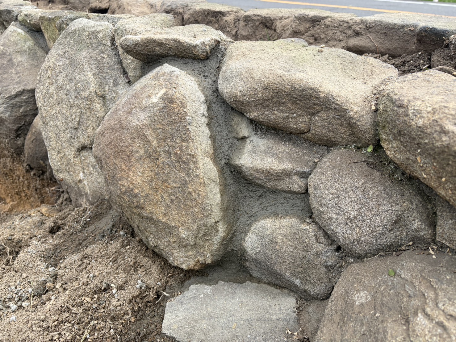 【高松市Ｈ様邸】庭仕舞い工事｜生垣や石垣内の伐根完了！石の門柱も撤去し、道路面スッキリ視界良好✨ (株)カインズガーデン