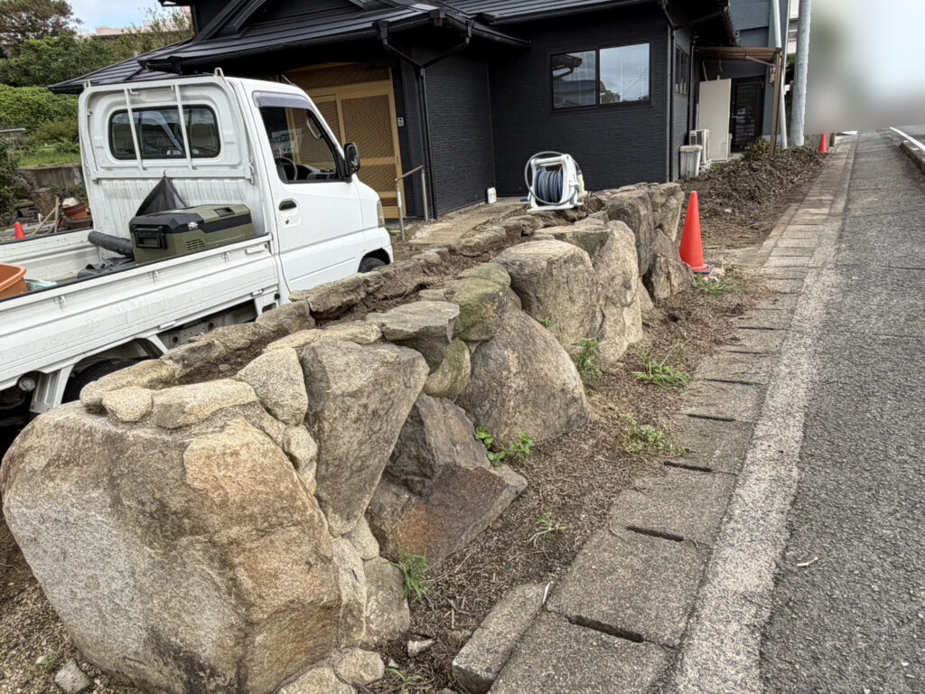 【高松市Ｈ様邸】庭仕舞い工事｜伐根で道路面スッキリ✨大きな木の伐採や池周りも綺麗にします (株)カインズガーデン