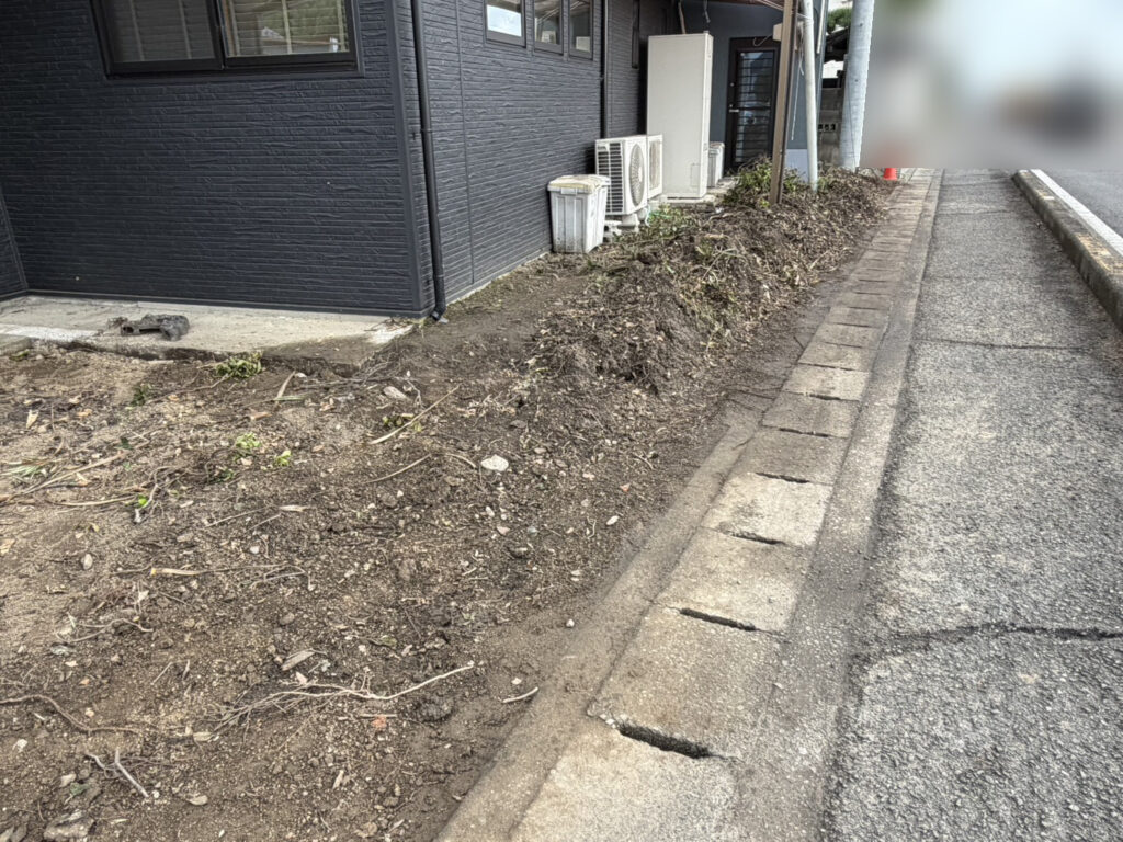 【高松市Ｈ様邸】庭仕舞い工事｜伐根で道路面スッキリ✨大きな木の伐採や池周りも綺麗にします (株)カインズガーデン