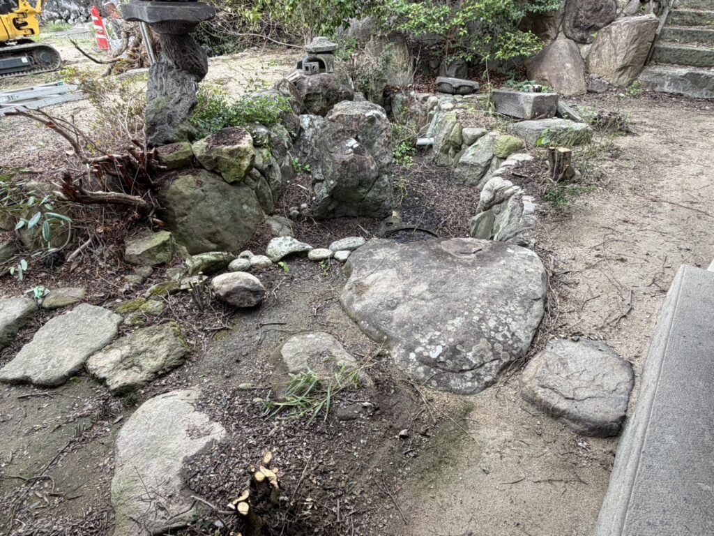 【高松市Ｈ様邸】庭仕舞い工事｜伐根で道路面スッキリ✨大きな木の伐採や池周りも綺麗にします (株)カインズガーデン