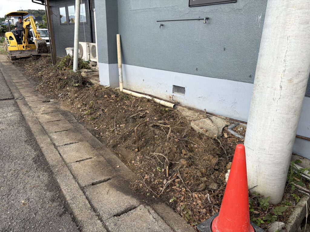 【高松市Ｈ様邸】庭仕舞い工事｜伐根で道路面スッキリ✨大きな木の伐採や池周りも綺麗にします (株)カインズガーデン