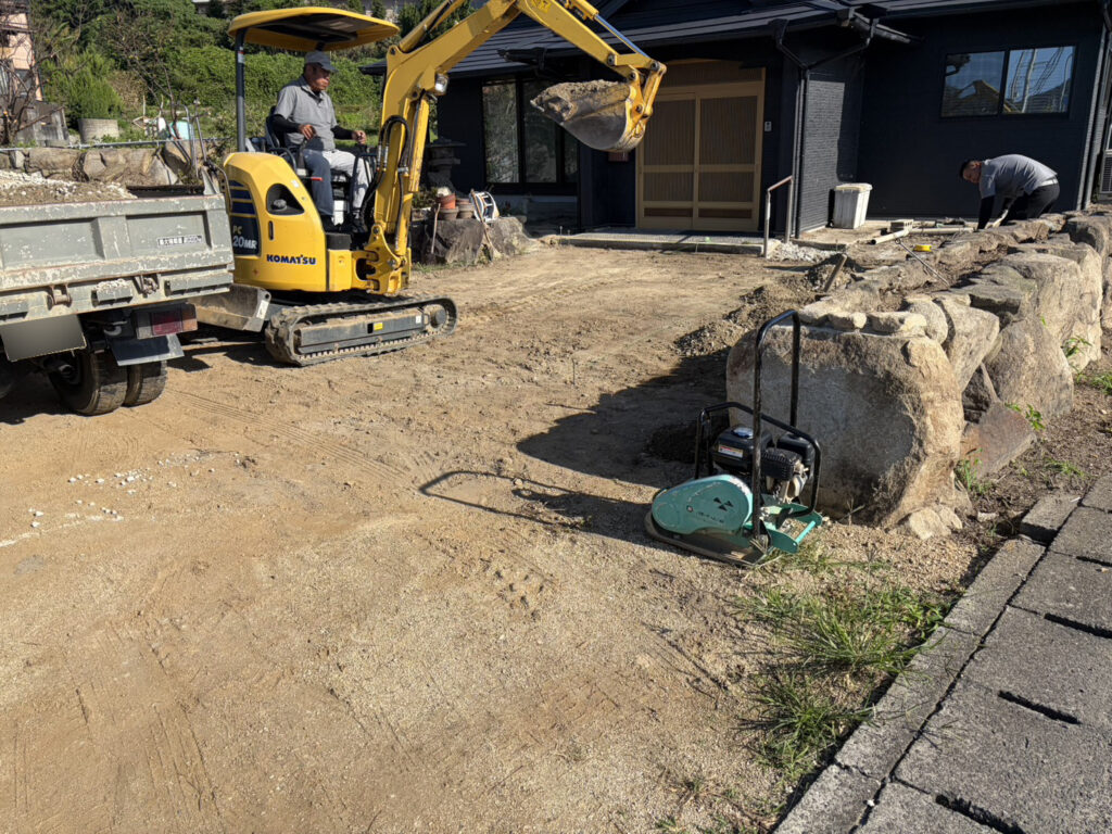 【高松市Ｈ様邸】庭仕舞い工事｜伐根で道路面スッキリ✨大きな木の伐採や池周りも綺麗にします (株)カインズガーデン