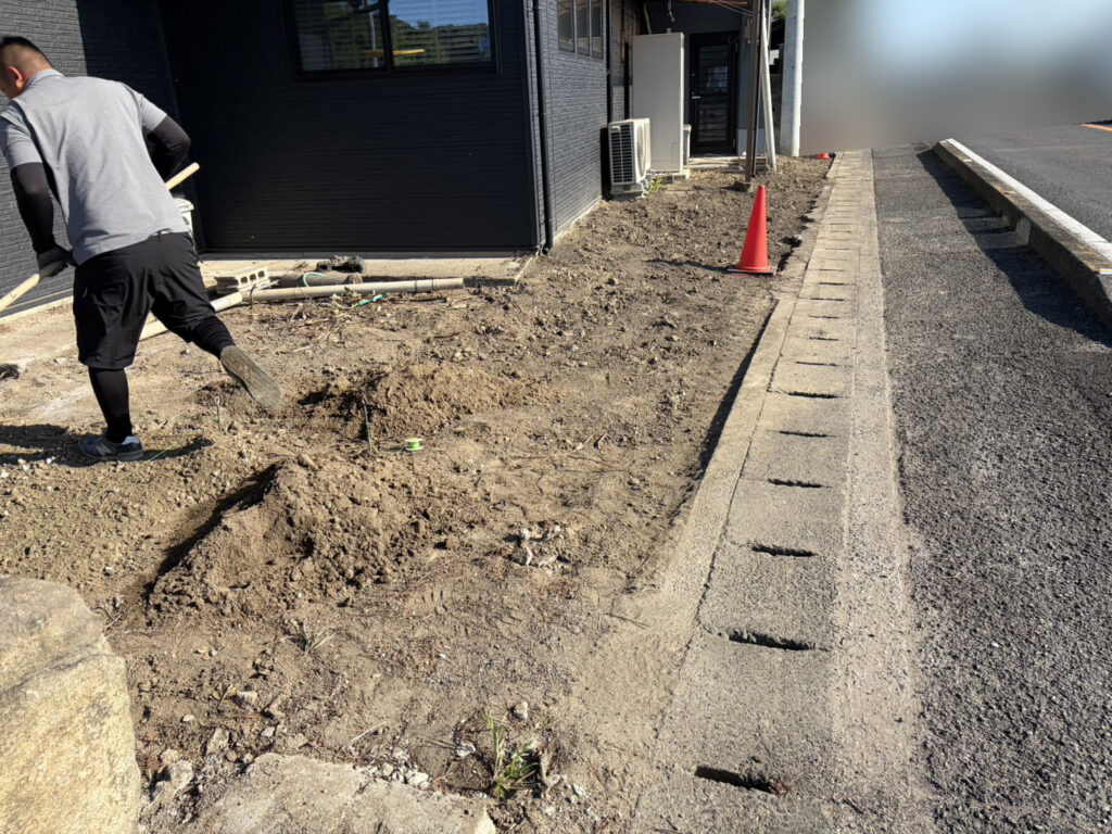 【高松市Ｈ様邸】庭仕舞い工事｜伐根で道路面スッキリ✨大きな木の伐採や池周りも綺麗にします (株)カインズガーデン