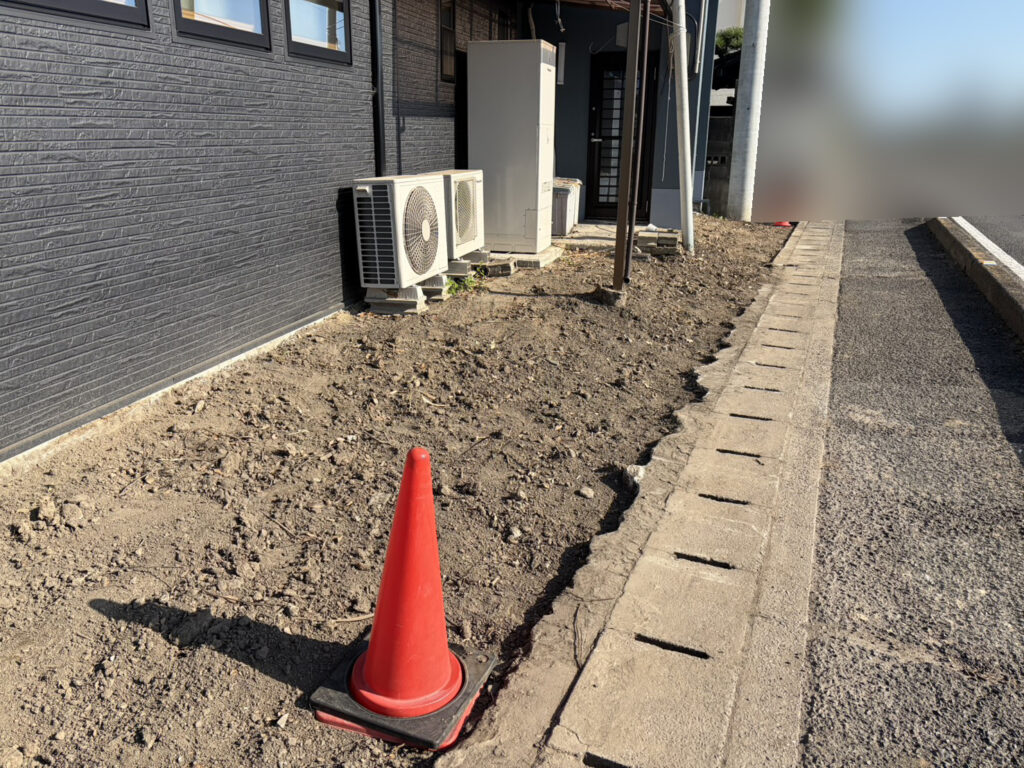 【高松市Ｈ様邸】庭仕舞い工事｜伐根で道路面スッキリ✨大きな木の伐採や池周りも綺麗にします (株)カインズガーデン