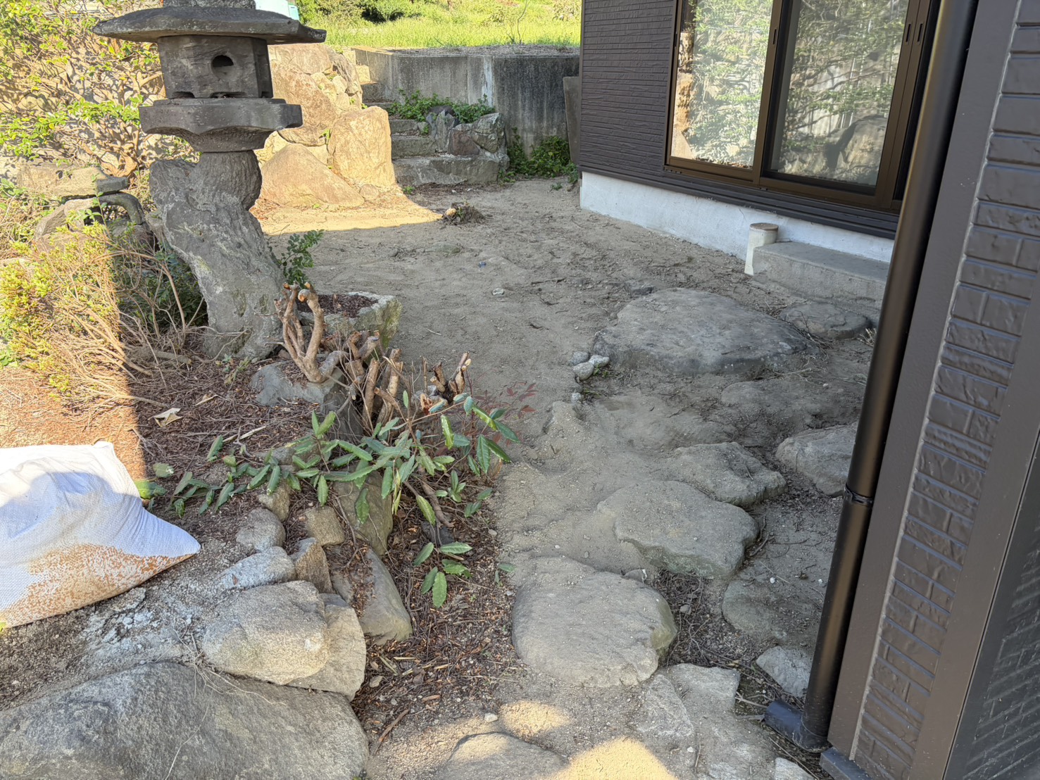 【高松市Ｈ様邸】庭仕舞い工事｜伐根で道路面スッキリ✨大きな木の伐採や池周りも綺麗にします (株)カインズガーデン