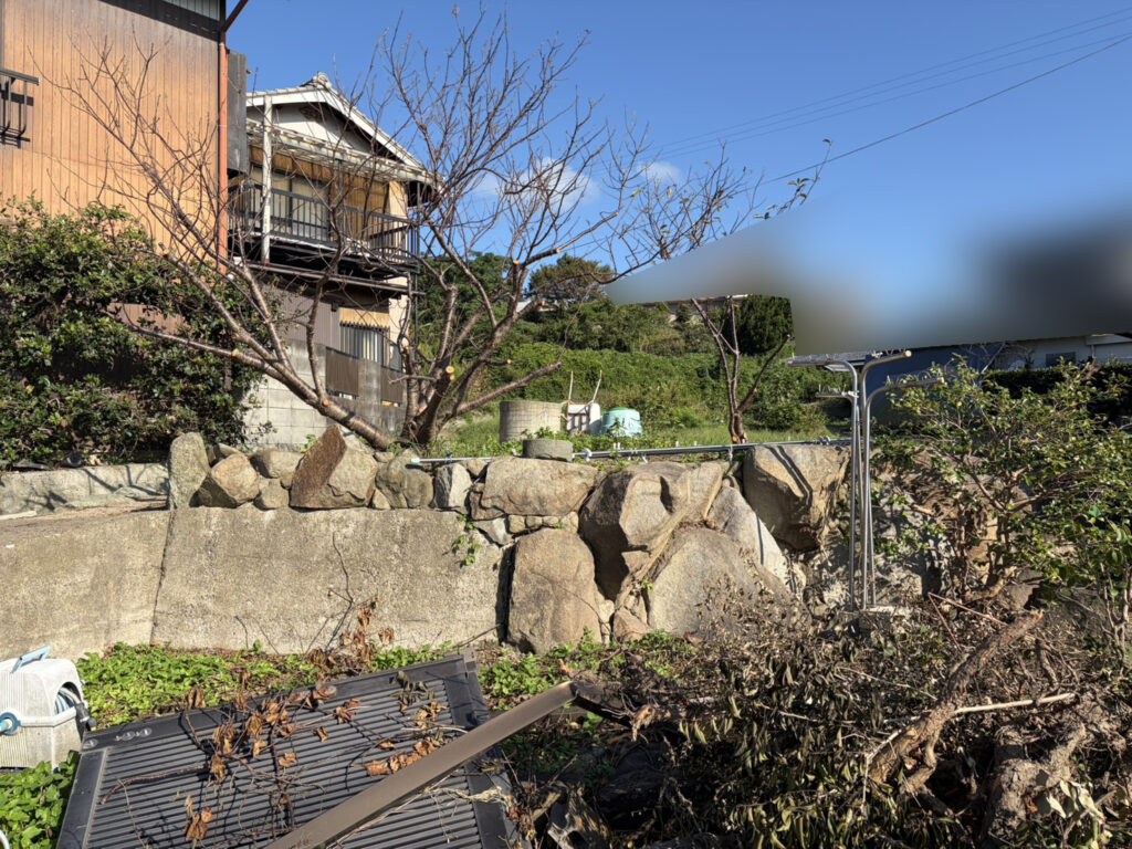 【高松市Ｈ様邸】庭仕舞い工事｜伐根で道路面スッキリ✨大きな木の伐採や池周りも綺麗にします (株)カインズガーデン