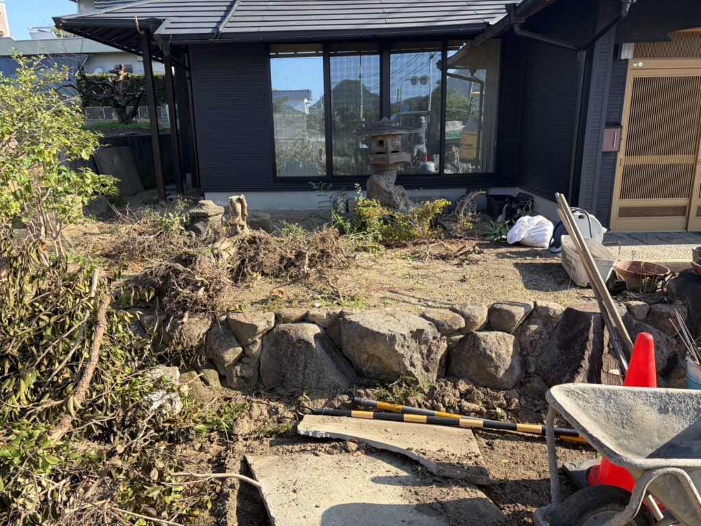 【高松市Ｈ様邸】庭仕舞い工事｜伐根で道路面スッキリ✨大きな木の伐採や池周りも綺麗にします (株)カインズガーデン