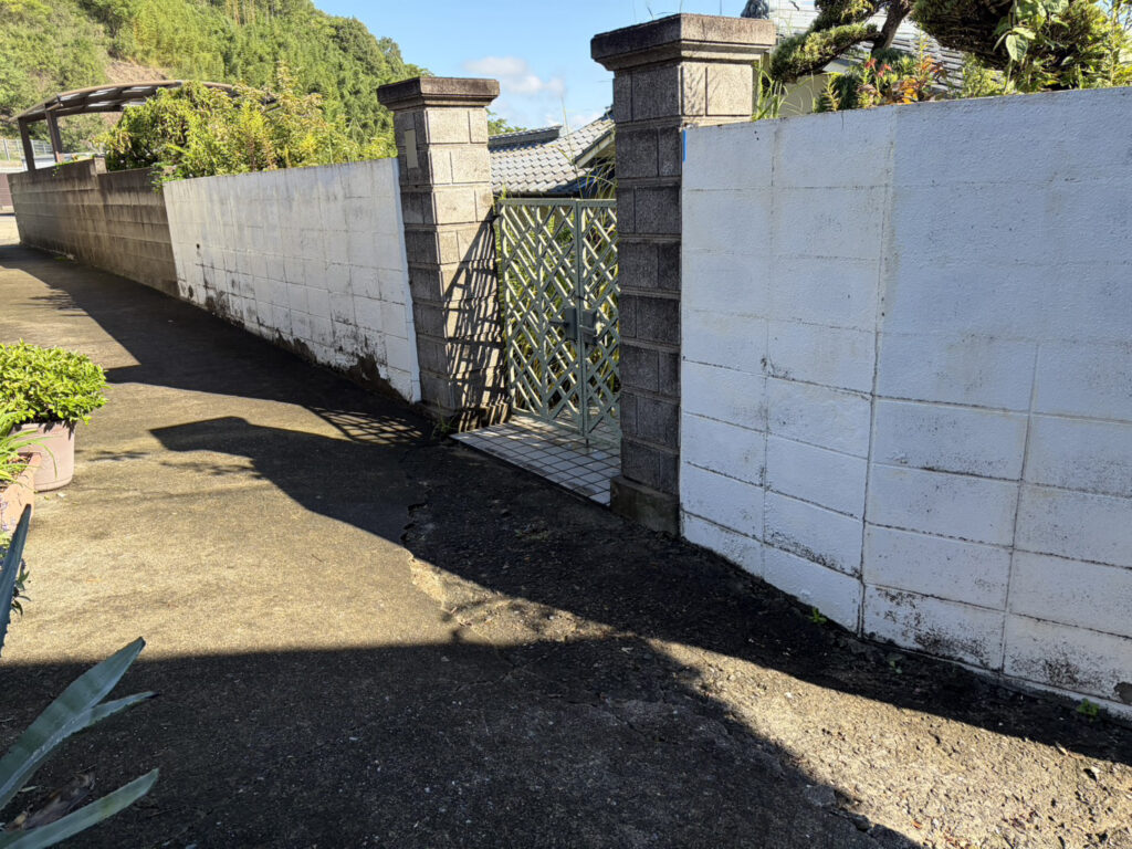 【丸亀市Ｓ様邸】庭リフォーム工事着工⛑｜古くなり崩れてきそうな塗り壁・ブロック塀・ブロック門壁を撤去します (株)カインズガーデン