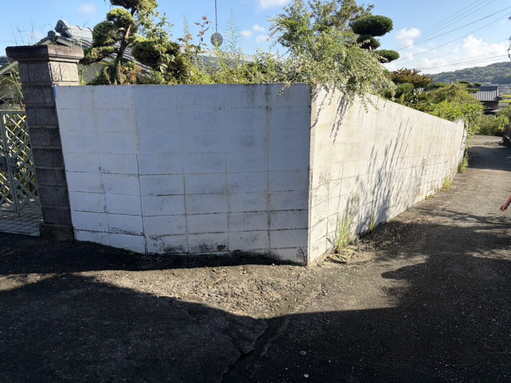 【丸亀市Ｓ様邸】庭リフォーム工事着工⛑｜古くなり崩れてきそうな塗り壁・ブロック塀・ブロック門壁を撤去します (株)カインズガーデン