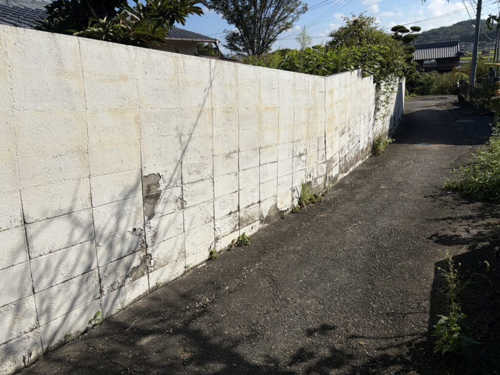 【丸亀市Ｓ様邸】庭リフォーム工事着工⛑｜古くなり崩れてきそうな塗り壁・ブロック塀・ブロック門壁を撤去します (株)カインズガーデン