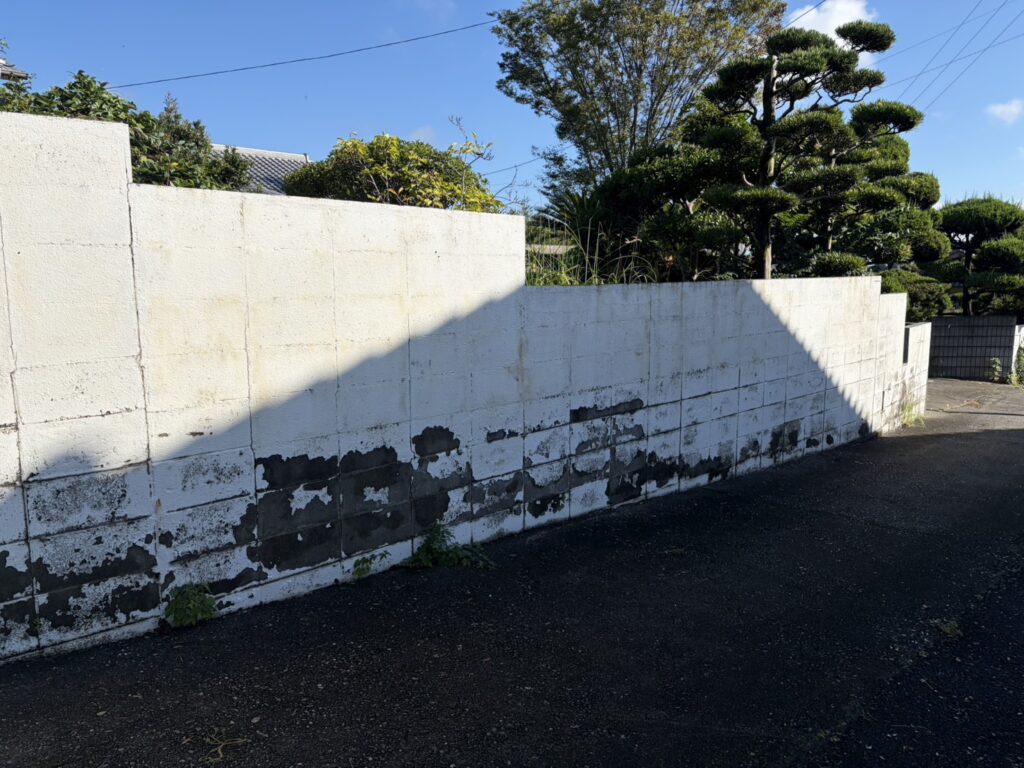 【丸亀市Ｓ様邸】庭リフォーム工事着工⛑｜古くなり崩れてきそうな塗り壁・ブロック塀・ブロック門壁を撤去します