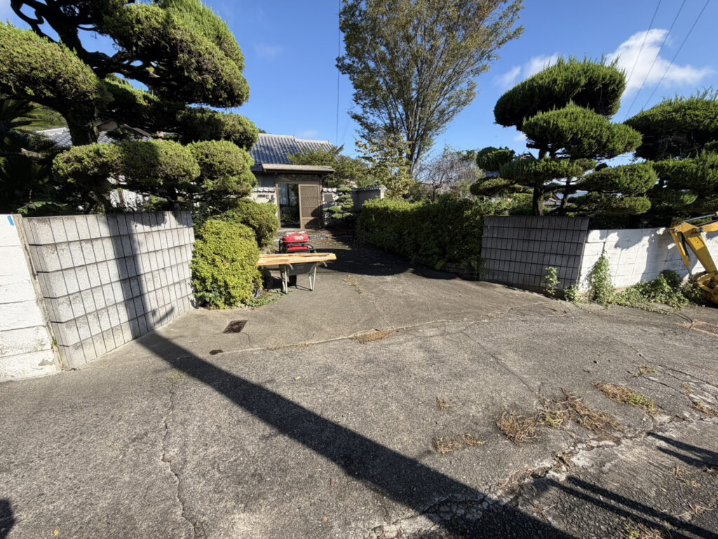 【丸亀市Ｓ様邸】庭リフォーム工事着工⛑｜古くなり崩れてきそうな塗り壁・ブロック塀・ブロック門壁を撤去します (株)カインズガーデン