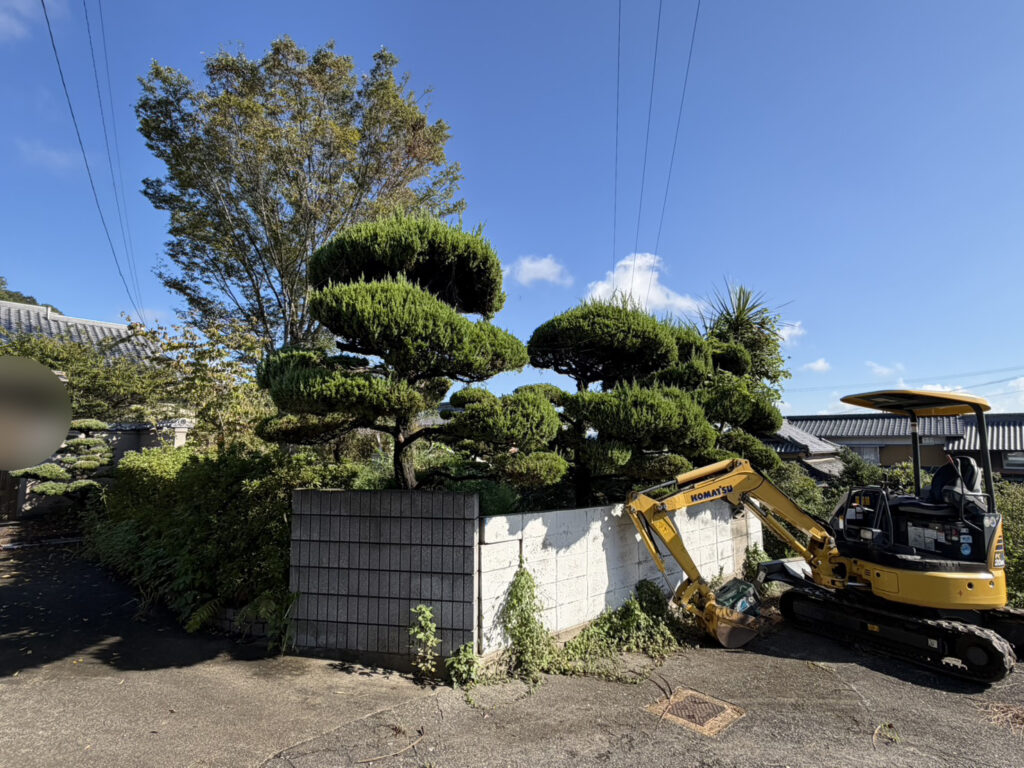 【丸亀市Ｓ様邸】庭リフォーム工事着工⛑｜古くなり崩れてきそうな塗り壁・ブロック塀・ブロック門壁を撤去します (株)カインズガーデン