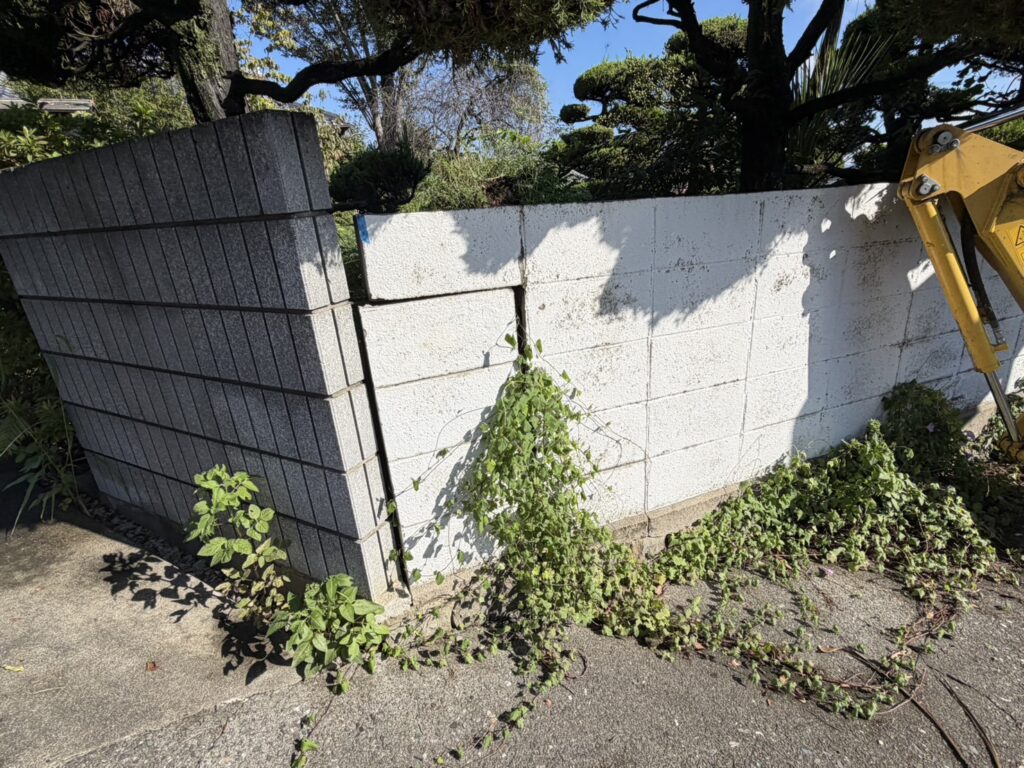 【丸亀市Ｓ様邸】庭リフォーム工事着工⛑｜古くなり崩れてきそうな塗り壁・ブロック塀・ブロック門壁を撤去します (株)カインズガーデン